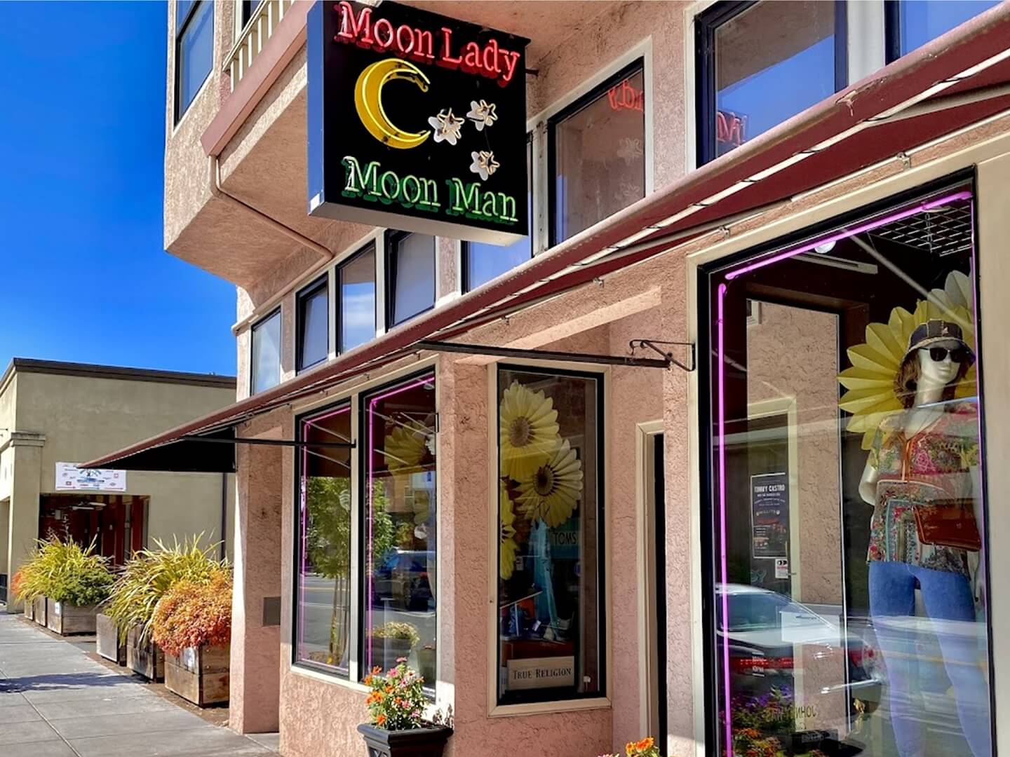 Visit Willits Moon Lady / Moon Man